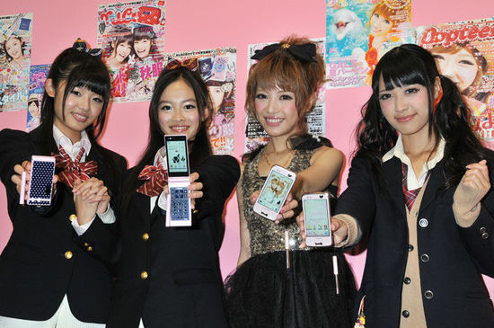 很多运营商也瞄准初高中用户层，推出相应的智能机和服务套餐。