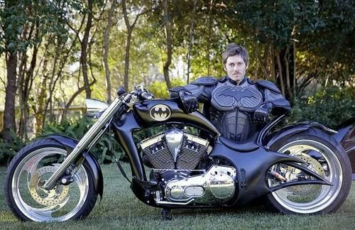 扎克·米哈伊洛维奇与蝙蝠侠摩托车合影