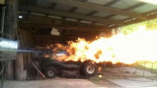 扎克·米哈伊洛维奇的蝙蝠车装备了超大功率的反冲助推器