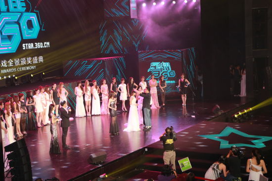 赵婧伊接受“星耀女神”加冕仪式