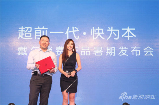 女神柳岩出席发布会