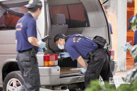 台中警方侦办富商施家金遭绑票勒赎案，19日在新竹市找到福斯箱型车，随即展开蒐证工作。