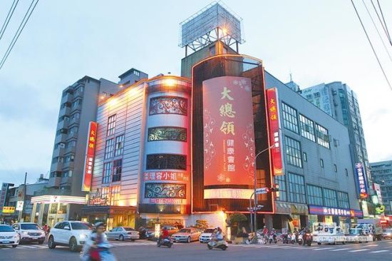 警方调查他还拥有数十笔不动产，这栋位于向上路上的大楼也在他名下。