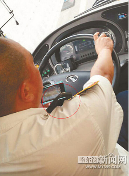 118路公交司机一手玩手机游戏，一手把着方向盘开车。市民孙先生供片