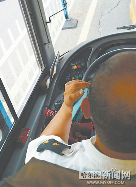 司机正在接听手机。