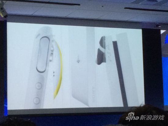 视频中展示的白色PS4主机