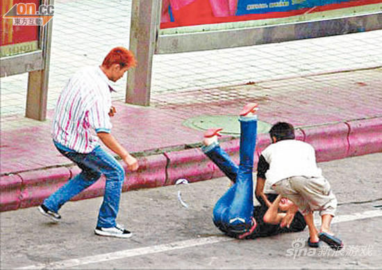 9月3日一名女大学生被两人从背后袭击,拖至偏僻处抢劫轮奸