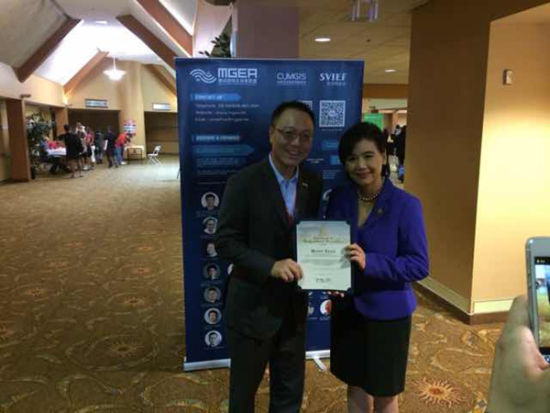 美国国会议员赵美心向MGEA移动游戏企业家联盟名誉主席、完美世界CEO萧泓颁发荣誉证书