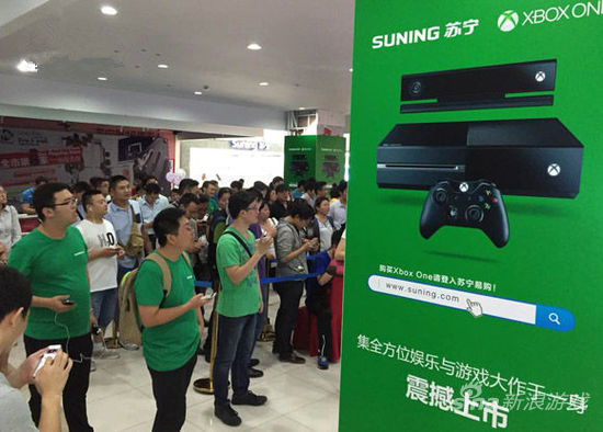 图为29日凌晨，忠实的游戏粉丝排队追捧国行版微软Xbox One游戏机。