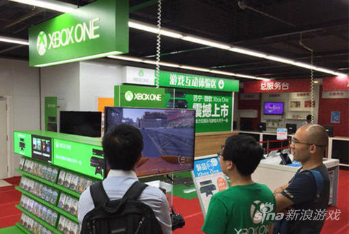 图为上海苏宁xbox展台前玩家在进行体验。