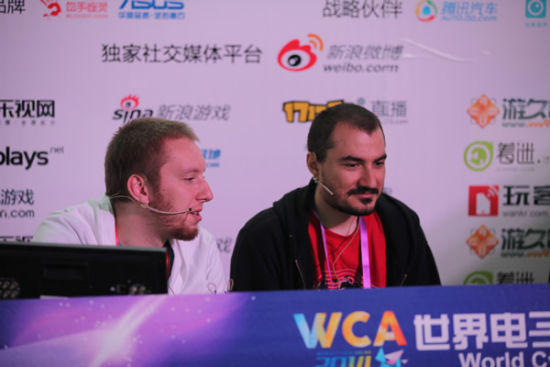 “K神”Kripparrian在WCA现场进行《炉石传说》比赛解说