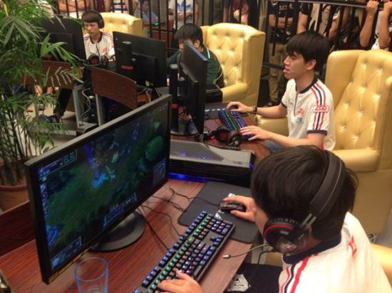 LGD“老干爹”战队进行表演赛