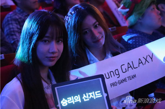 鸭鸭(右)与朋友在釜山观看比赛