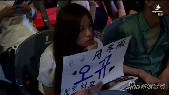 鸭鸭最喜欢制作各种加油牌到现场观看比赛