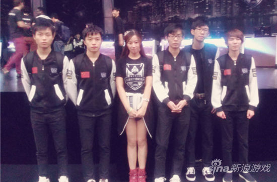 在釜山与EDG战队的合影