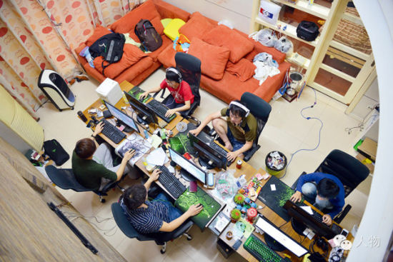 LGD俱乐部的训练基地位于上海徐汇区的一栋复式别墅中，行政、媒介、赛事总监、商务运营和经理等40多人为20名选手服务