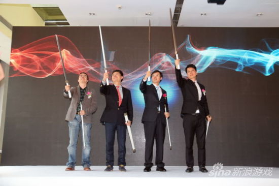 左起优酷土豆副总裁朱向阳、上海新文化总裁杨震华、大宇信息董事长凃俊光、华亿董事长苏聪儒共同启动合作仪式