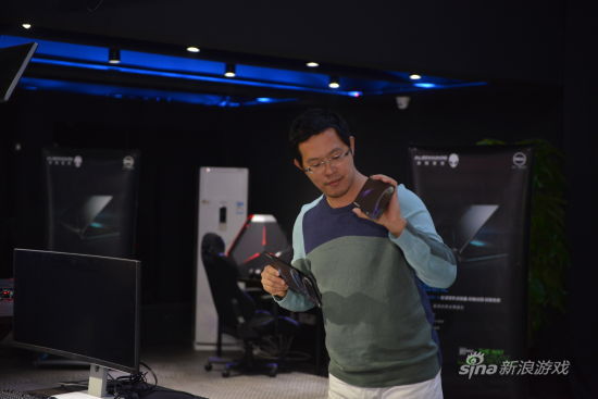 胡建中先生展示ALIENWARE纪念信封