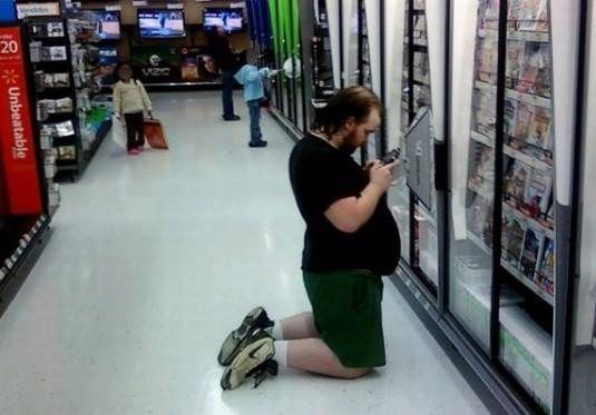 一位玩家在货架前专注于游戏