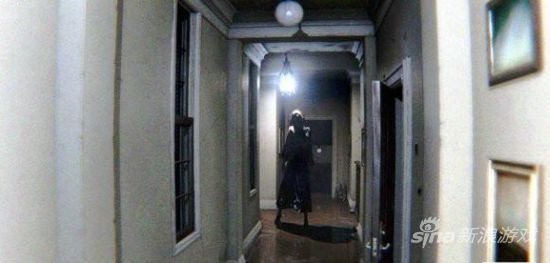 走廊尽头的女人