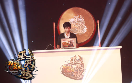 主舞台上摆着两大擂台,擂台上擂鼓阵阵,刀剑的旗帜飘扬不息.