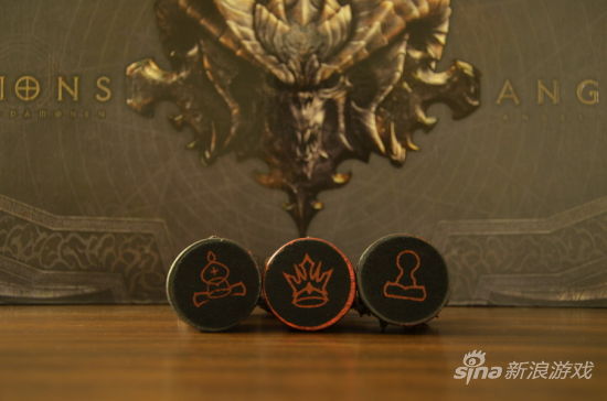 每颗棋子下方都标明了对应象棋规则的图像