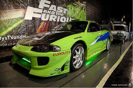 开头,保罗·沃克饰演的片中主角欧康纳开着一辆由第二代三菱eclipse