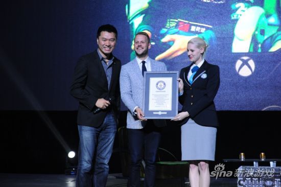 Xbox One 与获奖战队代表共享吉尼斯世界纪录™荣誉。左起依次为微软 Xbox 事业部中国区总经理谢恩伟、获奖战队代表和吉尼斯世界纪录™代表