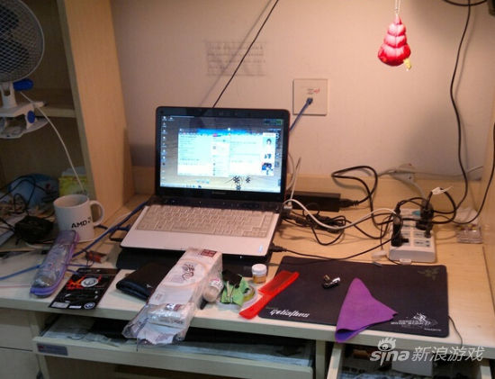 笔者大学宿舍的笔记本