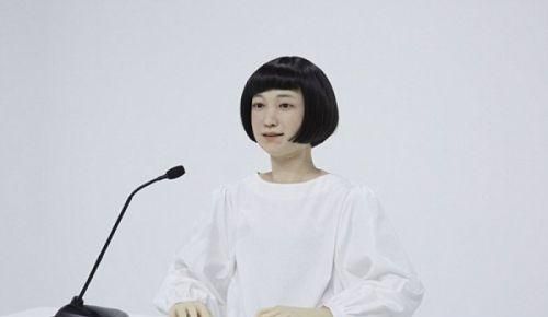 这款机器人正在东京一家博物馆中播报新闻