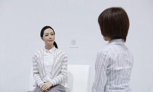 超仿真机器人近来在日本引发风暴，由于技术取得突破，它们看起来就像真人