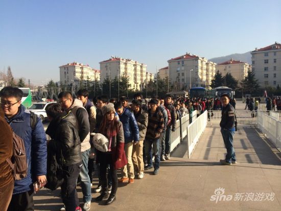 等待入场的观众