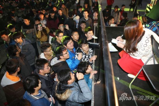 求沐沐为自己签字的观众