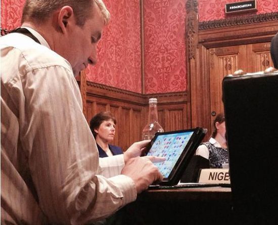 英国媒体曝议员奈杰尔·米尔斯在一场听证会上玩“Candy Crush”。