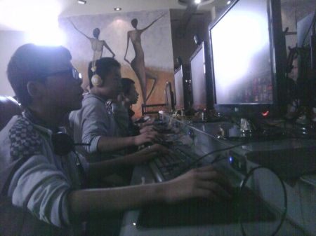 在网吧玩魔兽世界