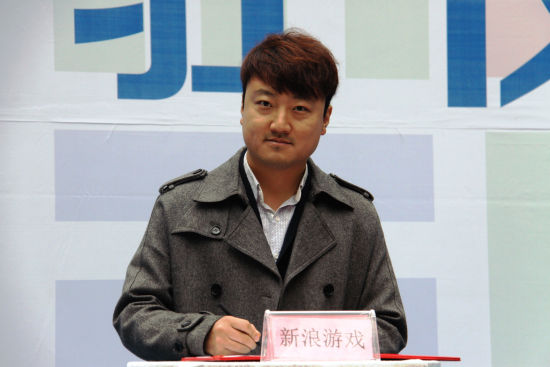 新浪游戏事业部副总经理杨振到场签约