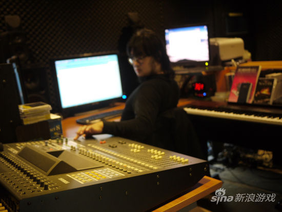 在大宇音乐棚中忙碌的毛兽，新的乐曲即将诞生。