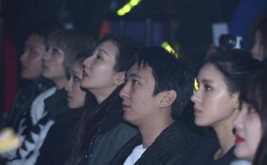 王校长神情专注