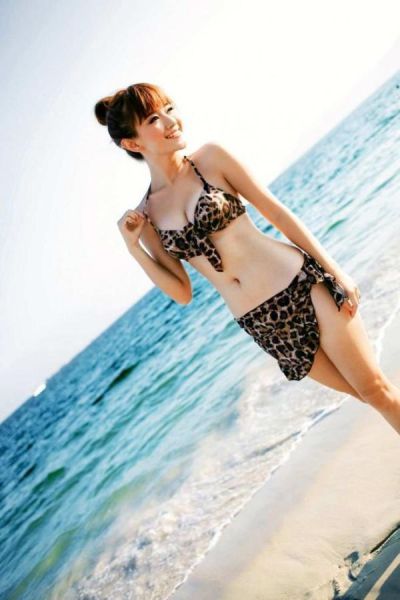 海边的豹纹泳装美女