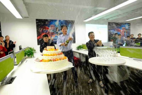 12月10日《全民奇迹》庆功会雷军刘惠城开香槟照片