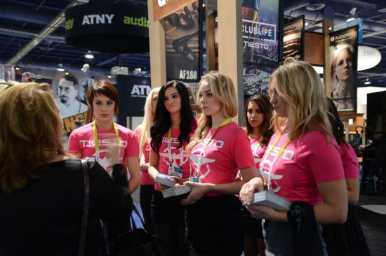 SG在为展台拉人气，为展品做介绍，为用户做指引