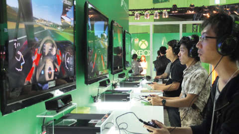 试玩Xbox One的玩家