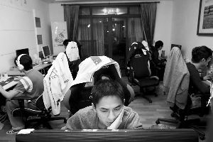 宝山区大学路WE《英雄联盟》战队的训练基地，夜幕降临，队员们依然在电脑前训练。