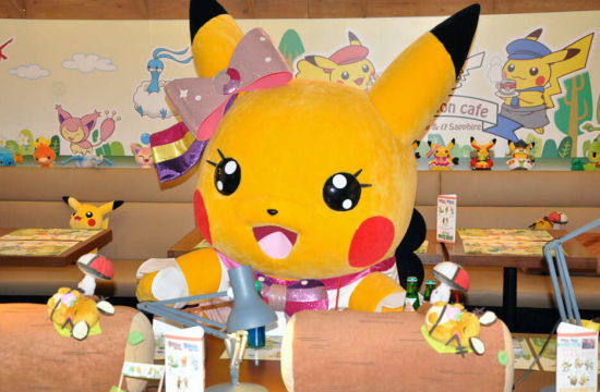主题咖啡厅中的比卡丘