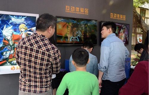 长隆手游狂欢节园区，玩家在互动体验区排队试玩