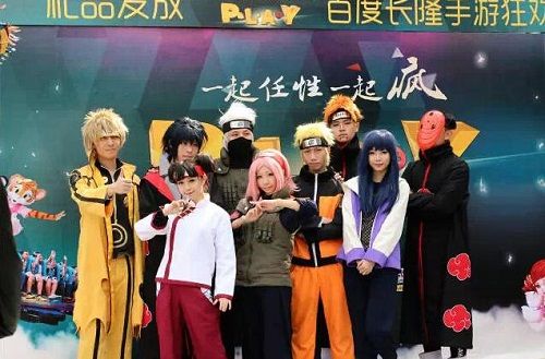 园区内cosplay演出吸引大量玩家驻足拍摄