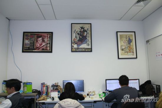 工作室牆上挂着河洛经典游戏的绝版海报