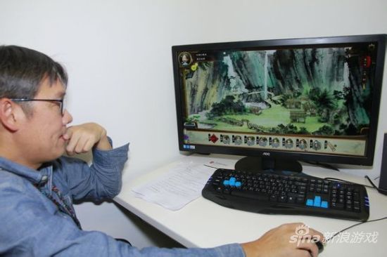 制作人亲自操作游戏，一边介绍目前开发情况。