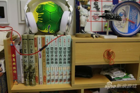 徐昌隆侠气难掩，办公桌一角，藏有金庸古龙等武侠经典著作。