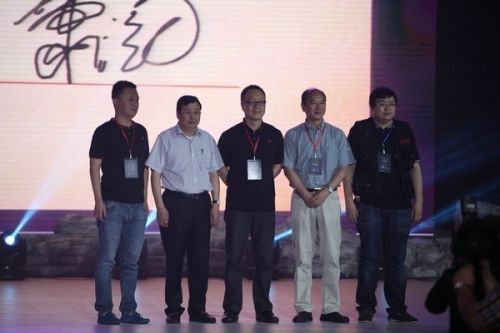 签约仪式现场众领导合影。右一：上海耀宇文化传媒有限公司董事长孙喜耀